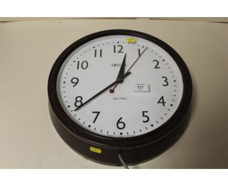 A VINTAGE BAKELITE CIRCULAR SMITHS SECCTRIC WALL CLOCK - DIA 34 CM 