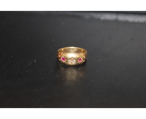 A HALLMARKED GOLD DRESS RING SET WITH RUBIES - HALLMARKS RUBBED APPROX WEIGHT - 2.2G 