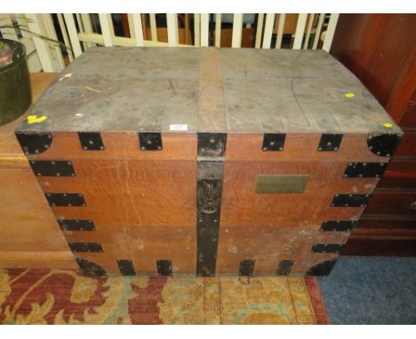 AN ANTIQUE LARGER  OAK BANDED TWIN HANDLED SILVER TRUNK WITH FITTED INTERIOR - H 62 CM, W 88 CM - EX CHILLINGTON HALL, BREWOO