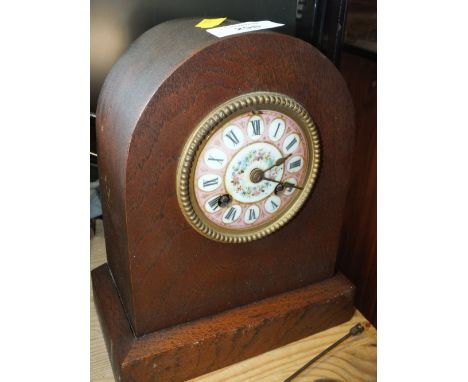 A VINTAGE OAK DOMED TOPPED MANTLE CLOCK WITH ENAMEL DIAL - H 22 CM