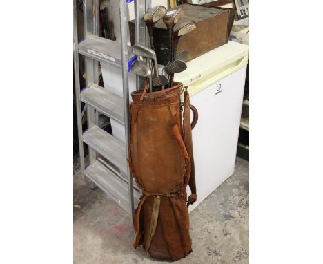 A VINTAGE GOLF BAG A/F TOGETHER WITH CLUBS TO INCLUDE SPALDING EXAMPLES
