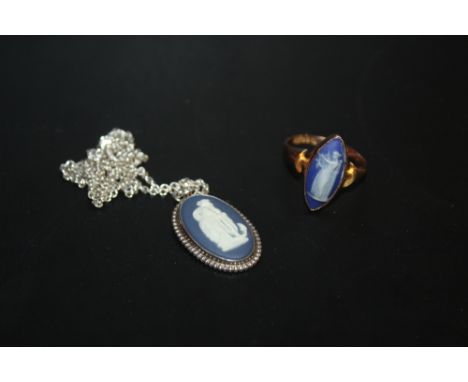 A HALLMARKED 9 CARAT GOLD AND WEDGWOOD JASPERWARE DRESS RING, TOGETHER WITH A SILVER AND WEDGWOOD JASPERWARE NECKLACE (2) 