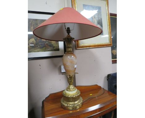 A LARGE MARBLE AND GILT CLASSICAL TABLE LAMP &amp; SHADE - LAMP H 59 CM