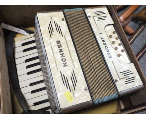 A VINTAGE CASED HOHNER STUDENT I ACCORDION 
