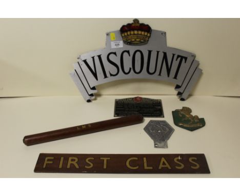 A BOX OF COLLECTABLES TO INCLUDE A VINTAGE VISCOUNT SIGN, VINTAGE AA BADGE, L.M.S ITEMS ETC. 