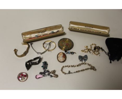 A BAG OF VINTAGE COSTUME JEWELLERY ETC. TO INCLUDE A CAMEO BROOCH, ROLLED GOLD BANGLE ETC. 