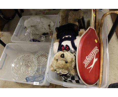 A QUANTITY OF GLASSWARE AND SUNDRIES TO INCLUDE A VINTAGE GLASS LIGHT SHADE, WOODEN SNAKE TOY, SMALL QUANTITY OF LP RECORDS A