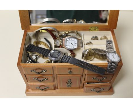 A JEWELLERY BOX CONTAINING WRISTWATCHES AND COSTUME JEWELLERY ETC. TO INCLUDE A SILVER RING 