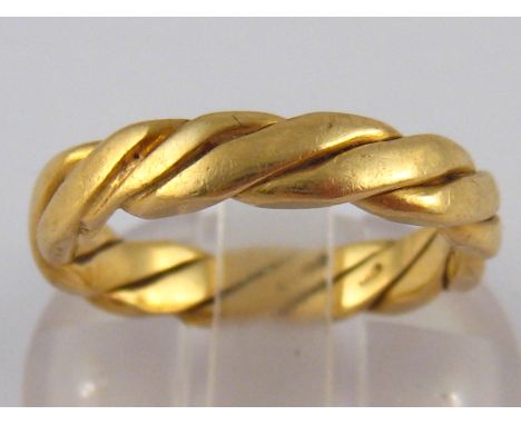 An 18 carat gold “twisted rope” ring, size L, 4.9 gms.
