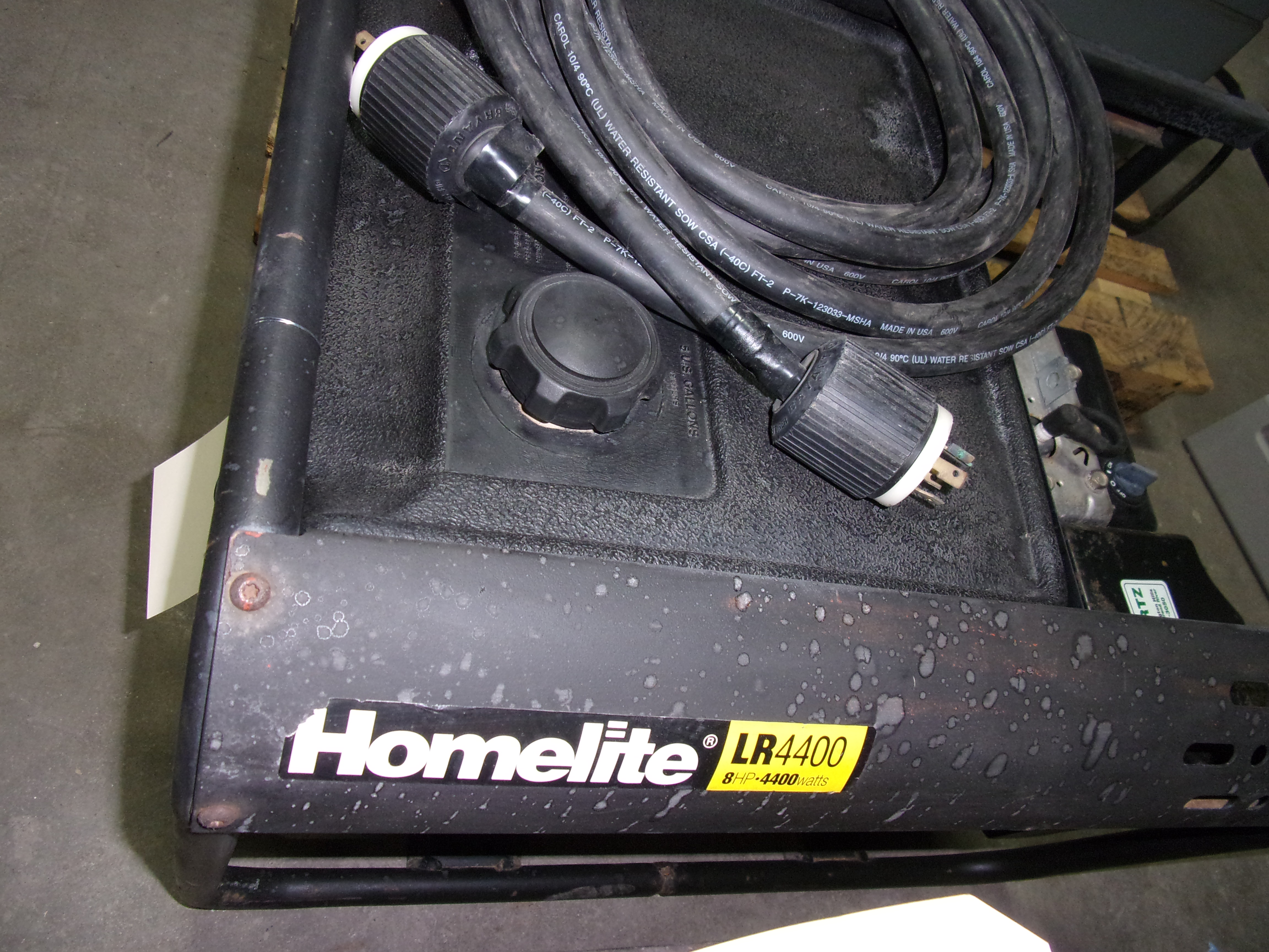 HOMELITE 4400 WATT GENERATOR W/CONNECTING CABLE