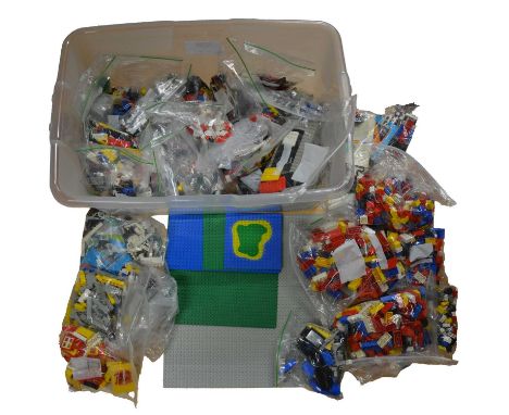 A collection of loose miscellaneous Lego piecesQty: 1 box