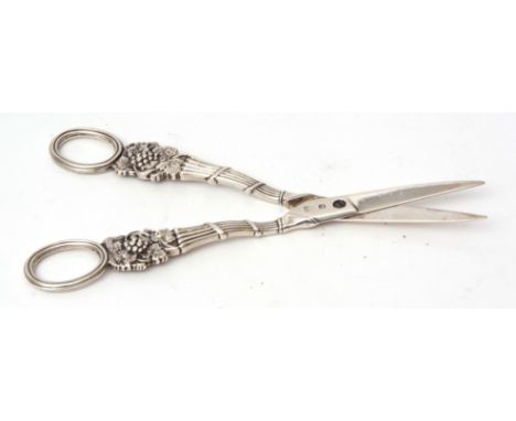 Pair of George IV grape scissors with reeded ring handles and fruiting vine mounts to plain and polished blades with steel sc
