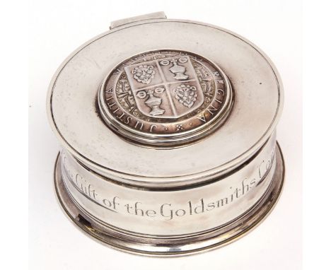 George V commemorative lidded circular box, the hinged cover with applied crest and motto of The Goldsmiths Company to a serp