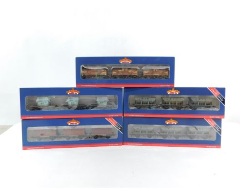 Bachmann OO gauge, comprising a set of Comflat Wagons with BD containers, 37-950Y, with AF containers, BR light blue (weather