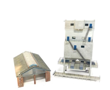 A Bachmann Scenecraft double engine shed, together with a coaling tower. (2)