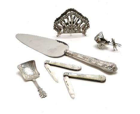 Victorian silver caddy spoon (9cm), 2 antique silver bladed fruit knives with mother of pearl panels, Hong Kong sterling silv