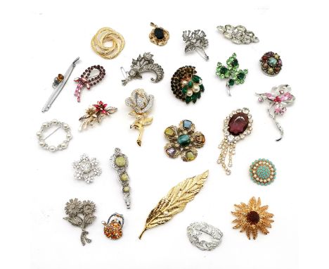 Qty of costume brooches inc Scottish golf club, Monet gold tone etc