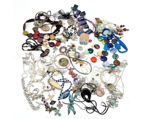 Qty of costume jewellery inc brooches, snowflake obsidian pendant, Monet gold tone brooch, J-Lo bracelet, Karen Millen bracel