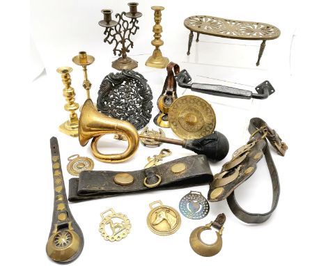 Quantity of antique metalware incl. horse brasses, candlesticks, trivets 1 by Kinco, etc.