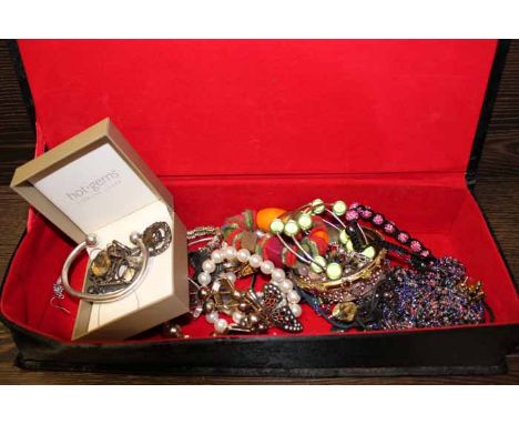 SELECTION OF SILVER AND COSTUME JEWELLERY
including silver bangle, silver rings, two scottish citrine brooches, neclaces, bea