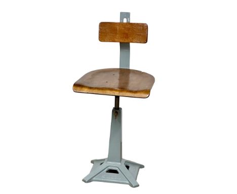 A vintage Singer machinists chair. (10)