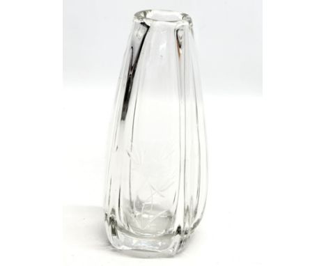 Vicke Lindstrand. A 1950’s Swedish Mid Century glass vase, designed by Vicke Lindstrand for Kosta Boda. 20cm
