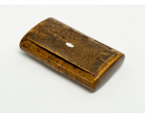 An Early 19th Century Late George III/George IV curly birch snuff box with mother of pearl inlay. Circa 1810-1830. 9.5x5.5cm