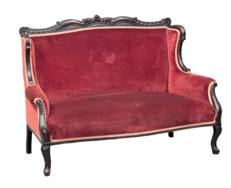 An Edwardian parlour sofa. Circa 1901-1910. 135x60x94cm. 1