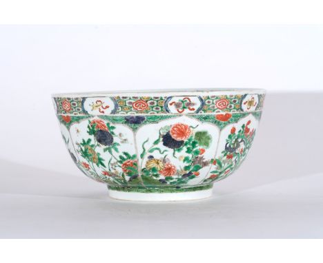  A famille verte porcelain basin painted with floral lobed panels  China, Qing dynasty, Kangxi period . Cm 30,50 x 15,50. 
