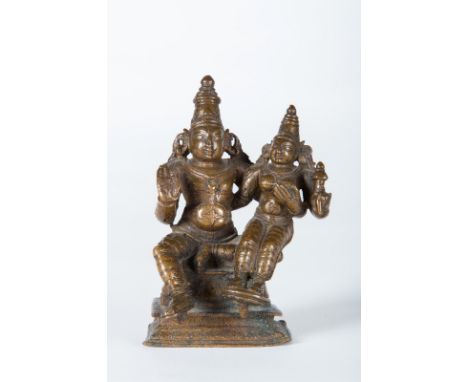  A bronze devotional figure of Vishnu and his consort Lakshmi  South India, Tamil Nadu, Nayak period, 17th century. Cm 7,00 x