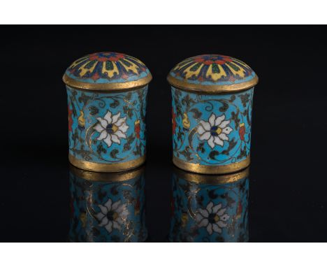  A pair of cloisonnÃ© finials  China, Ming dynasty, Jingtai period (r. 1449-57). Cm 3,50 x 4,50. 