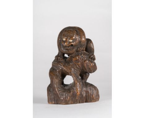 A root carved in the shape of a tiger with mother of pearl eyes Japan, 19th century. Cm 16,00 x 24,50. 