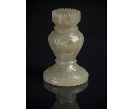  A jade seal engraved with flowers India, 19th century . Cm 4,00 x 6,00. 