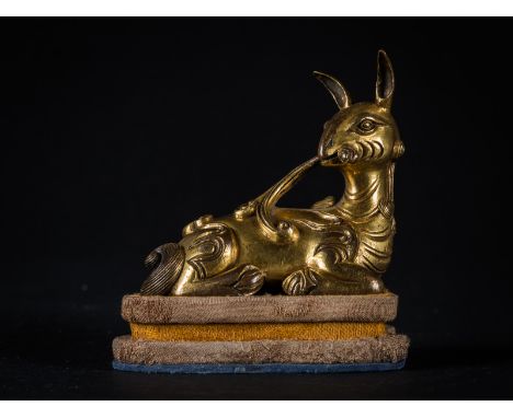  A gilt bronze figure of a deer China, Qing dynasty, 18th - 19th century . Cm 8,00 x 8,00 x 5,00. 