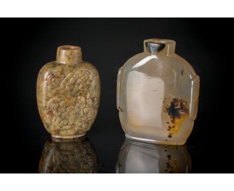  An agate and a jade snuff bottle China, 19th century . Cm 7,20. 