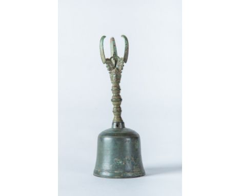  A bronze ghanta bell Cambodia or Vietnam, 12th - 13th century. Cm 6,00 x 17,00. 