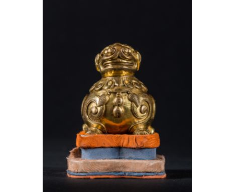  A gilt bronze figure of a bixie  China, 19th century . Cm 6,00 x 5,00 x 3,50. 