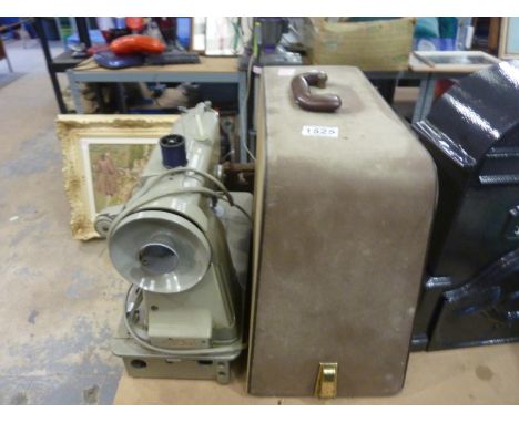 Cased Singer sewing machine. All electrical items in this lot have been PAT tested for safety and have passed. This does not 