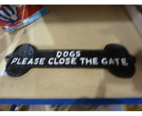 Dogs please close gate cast iron sign, L: 30 cm. P&amp;P Group 2 (£18+VAT for the first lot and £3+VAT for subsequent lots)