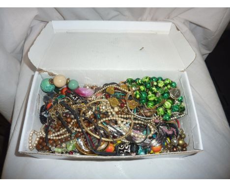 Box of mixed costume jewellery. UK P&amp;P Group 2 (£20+VAT for the first lot and £4+VAT for subsequent lots) 