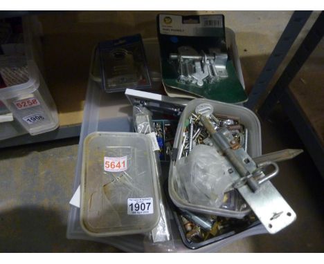 Mixed fittings and fixings with a new Ronson radio. Not available for in-house P&amp;P 