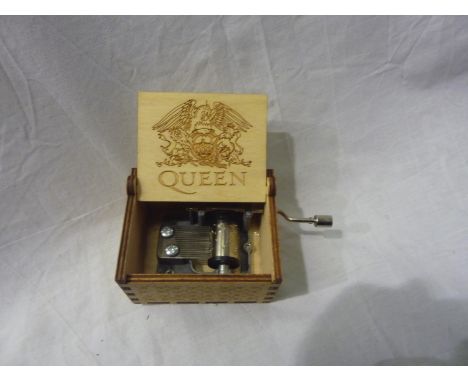 Musical crank box to Queen's Bohemian Rhapsody. UK P&amp;P Group 1 (£16+VAT for the first lot and £2+VAT for subsequent lots)
