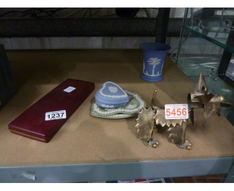 Mixed items including pearl necklace and jasper ware. Not available for in-house P&amp;P 