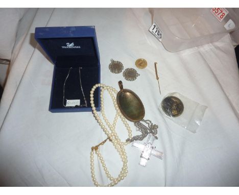 Mixed jewellery including silver. UK P&amp;P Group 1 (£16+VAT for the first lot and £2+VAT for subsequent lots) 
