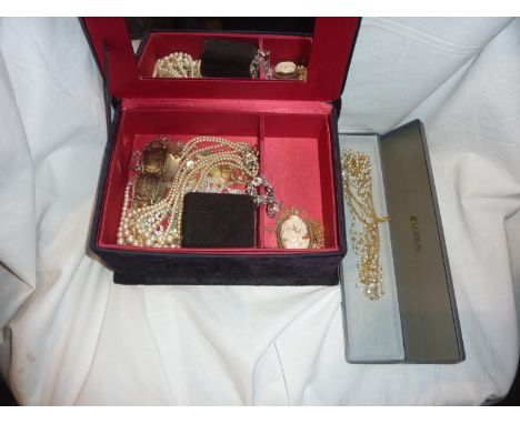 Quantity of costume jewellery in a fitted velvet box. UK P&amp;P Group 2 (£20+VAT for the first lot and £4+VAT for subsequent