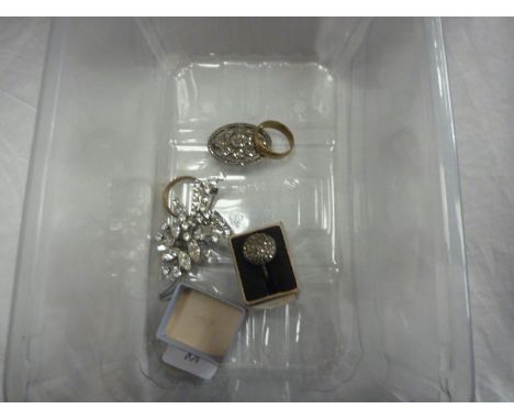 Mixed jewellery including silver. UK P&amp;P Group 1 (£16+VAT for the first lot and £2+VAT for subsequent lots) 