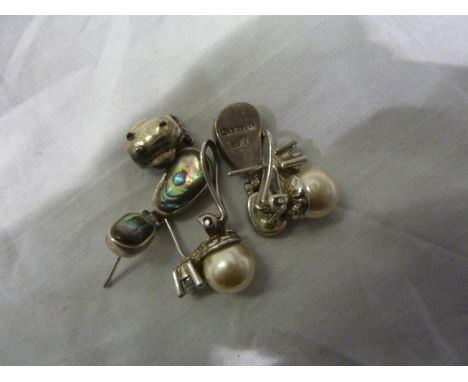 Pandora jewellery box containing 925 silver earrings and pearls. UK P&amp;P Group 1 (£16+VAT for the first lot and £2+VAT for