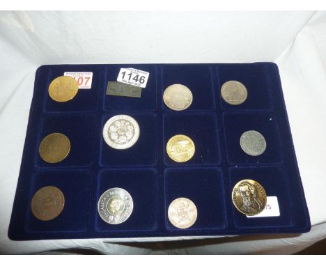 Mixed world coins and medallions. UK P&amp;P Group 1 (£16+VAT for the first lot and £2+VAT for subsequent lots) 