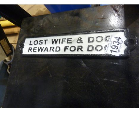 Cast iron lost wife &amp; dog, reward for dog sign. L: 22 cm. UK P&amp;P Group 1 (£16+VAT for the first lot and £2+VAT for su