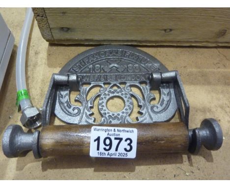 Cast iron toilet roll holder St Pancras, L: 18 cm. UK P&amp;P Group 1 (£16+VAT for the first lot and £2+VAT for subsequent lo
